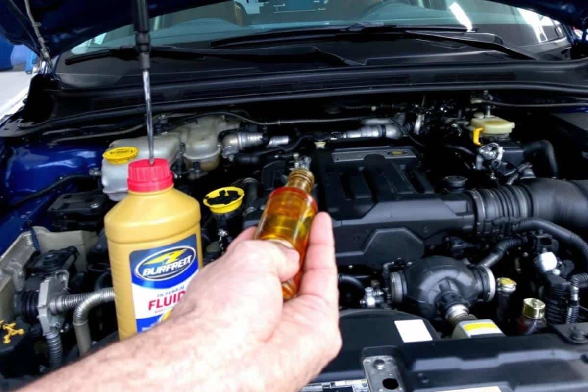 Ma voiture fume blanc et sent mauvais : Causes et solutions